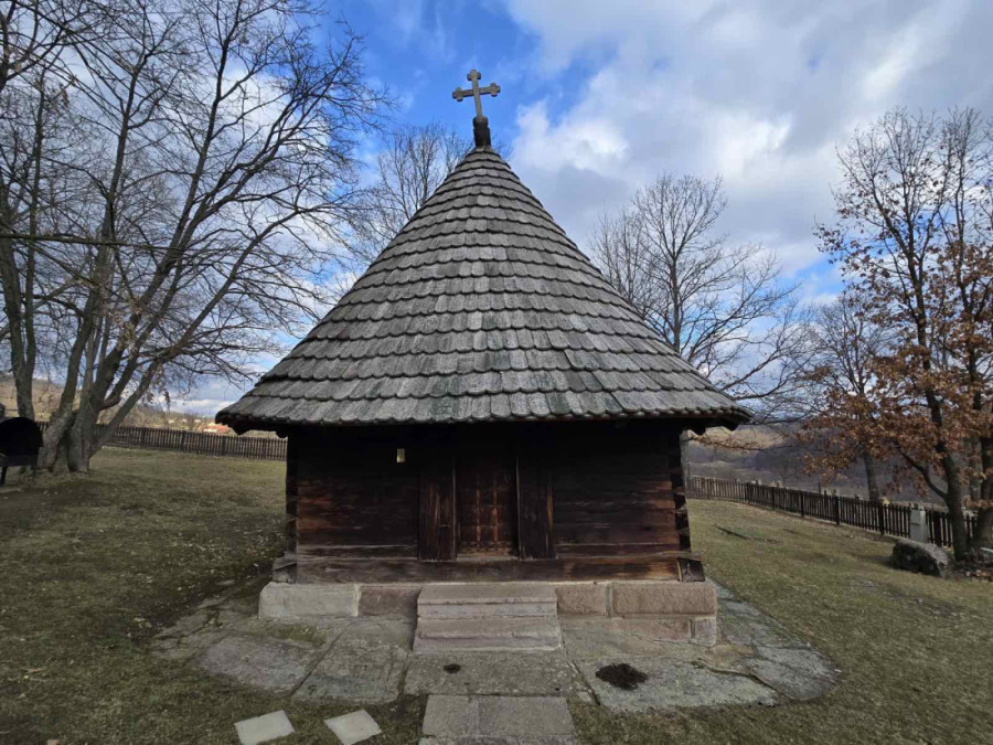 Crkva, hrast i jedan kamen kao podsetnici na hrabrost srpskog naroda: Obišli smo Takovo, mesto gde je doneta sudbonosna odluka (FOTO)