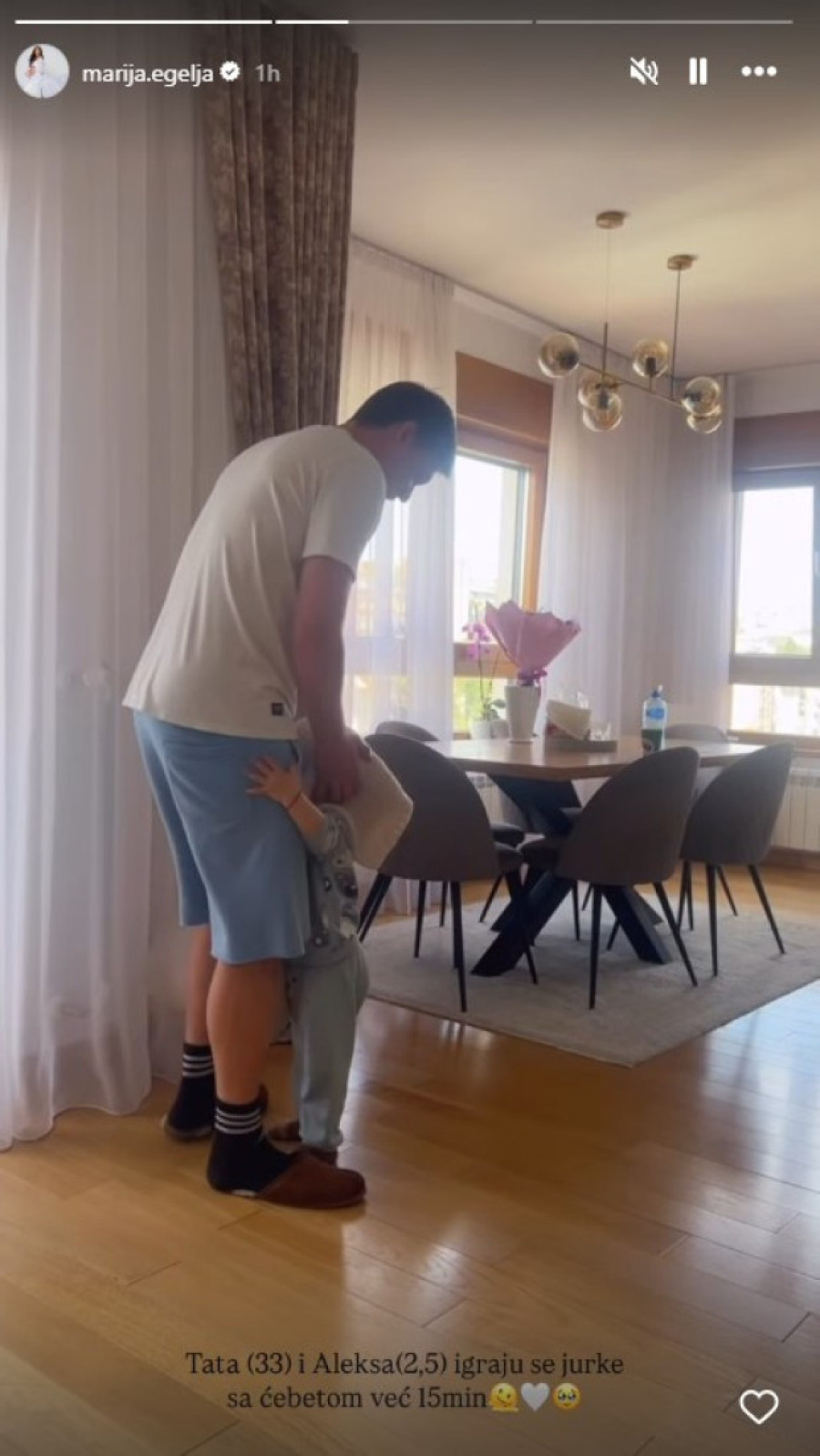 Tretman kakav bi svaka žena poželela: Marija Egelja samo što se porodila, a ovako joj pomaže muž