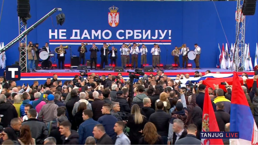 Svečano dočekani Srbi sa AP KiM na bini ispred Skupštine Srbije!