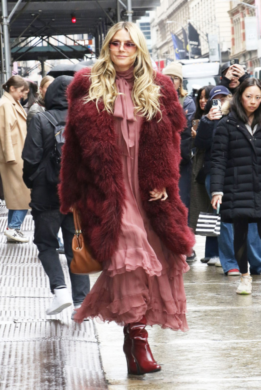 Njujork je "podrhtavao" zbog nje: Hajdi Klum ponovo pomerila granice - ovakav spoj bordo i roze niko nije očekivao (FOTO)