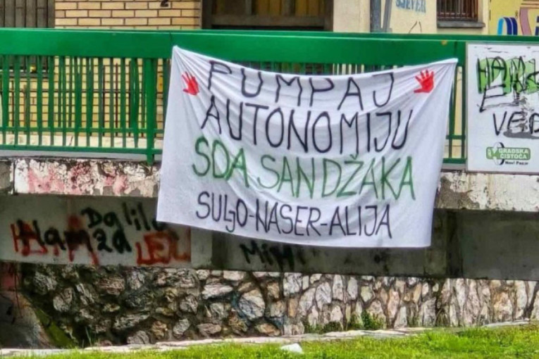 Skandal! Blokaderi bi da "ispumpaju" Sandžak iz Srbije: Osvanuli sramni transparenti u Novom Pazaru (FOTO)