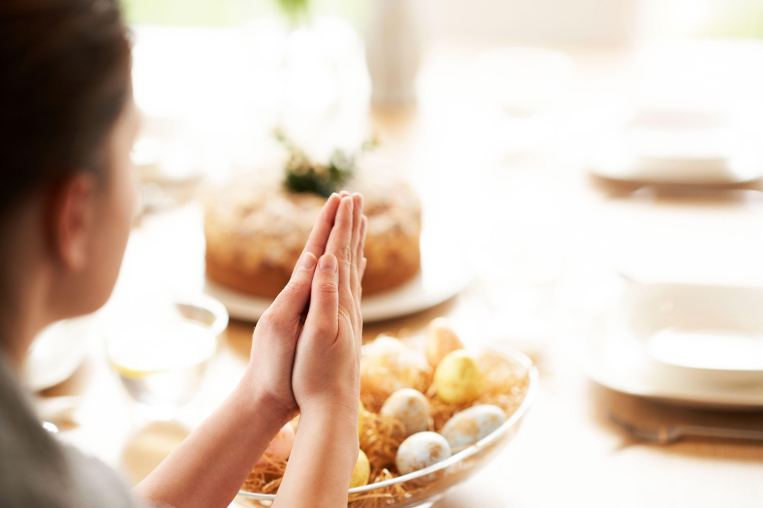 Tamo gde nasilje više nema moć! Neka deca prvi put slave Uskrs! Prebijanja, alkohol i ignorisanje, a danas svečana trpeza, smeh i graja