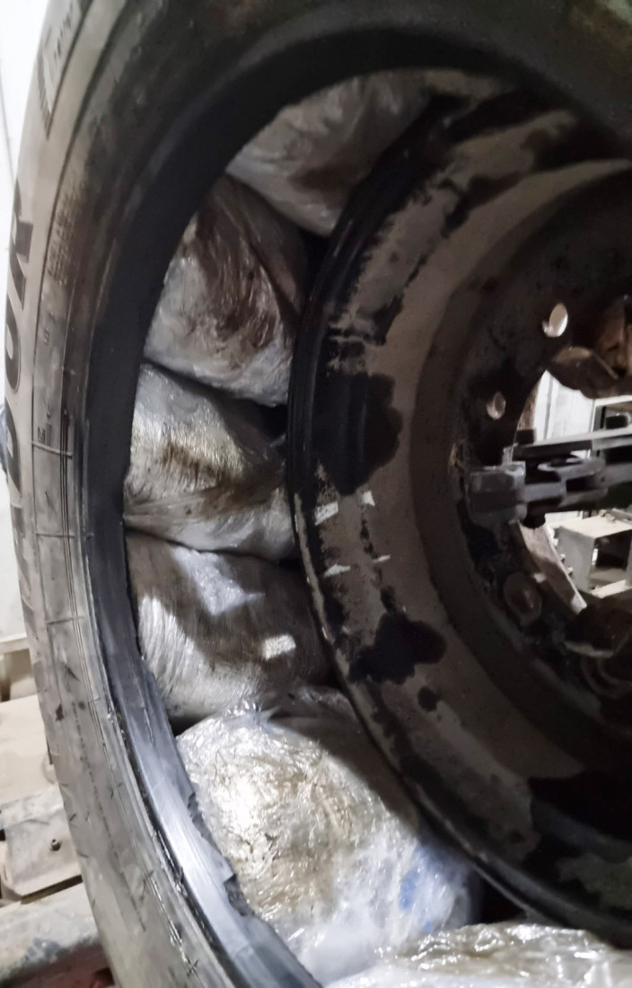 Kamiondžija pun droge: U rezervnom točku marihuana i lekovi (FOTO)