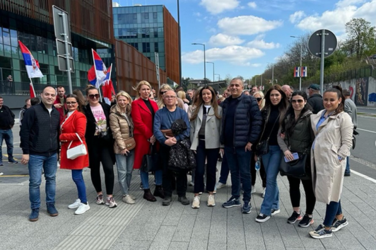 Ministarka Mesarović sa prijateljima i sugrađanima krenula na veliki skup: Beograd je i danas srce cele dobronamerne Srbije (FOTO)