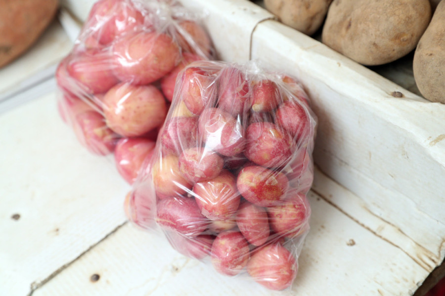 Domaćice se kunu u ovu metodu: Očistite mladi krompir za samo dva minuta, bez noža i fleka na prstima