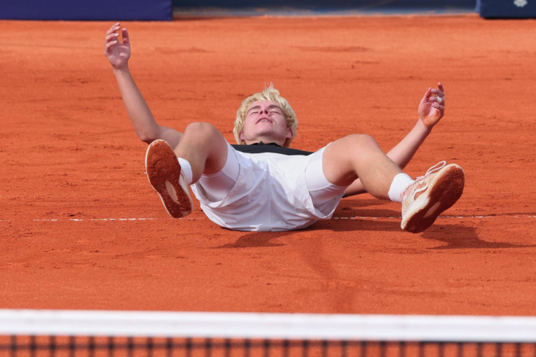 Nikad čudnija proslava jednog tenisera: Maloletni Nemac nacrtao krst na terenu (VIDEO)