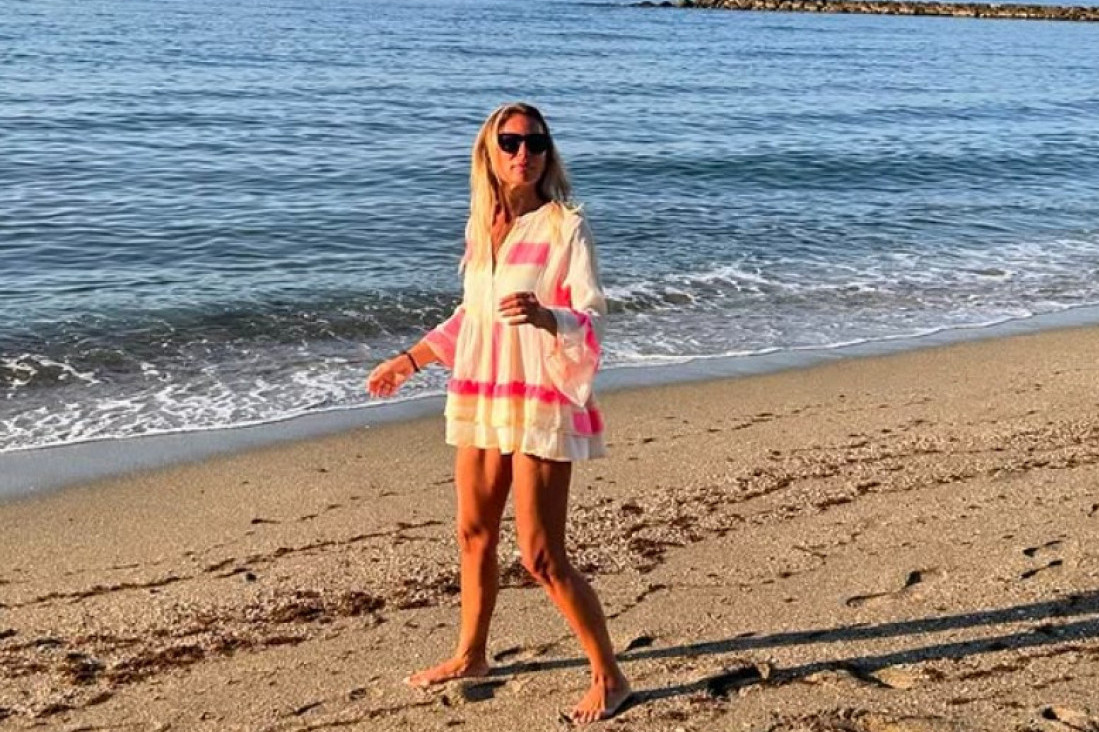 Poznata voditeljka gazi šestu deceniju, a zategnuta je kao praćka! Svaki mišić joj se ocrtava! (FOTO)