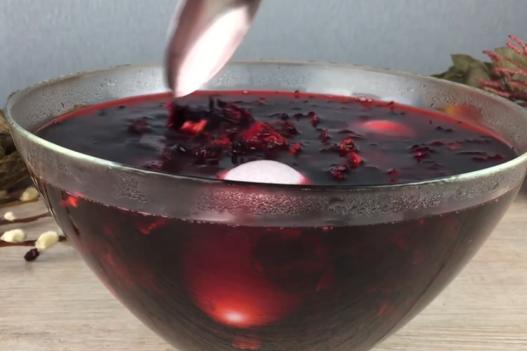 Ako želite da ovog Uskrsa ukrasite jaja na poseban način tehnika sa hibiskusom daje mozaik šare i to bez veštačkih boja