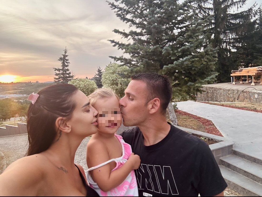 Utegnuta, a figura u prvom planu! Kaća Grujić zbog ovoga ima savršenu liniju (FOTO)