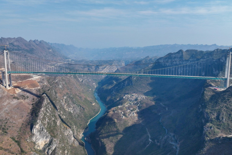 Prelaz preko "zemaljske pukotine": Kina pomera granice visoko iznad oblaka - uskoro gotova izgradnja najvišeg mosta na svetu (FOTO/VIDEO)