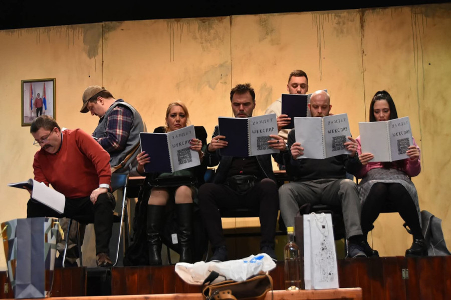 Komedija „Predstava Hamleta u selu Mrduša Donja“ pred beogradskom publikom: U glavnoj ulozi Milan Vasić (FOTO)