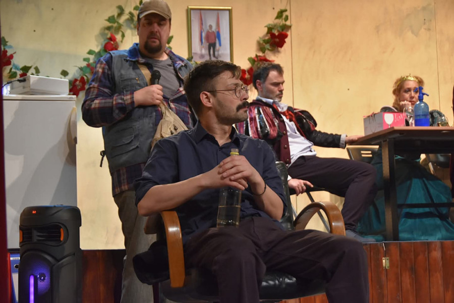 Komedija „Predstava Hamleta u selu Mrduša Donja“ pred beogradskom publikom: U glavnoj ulozi Milan Vasić (FOTO)