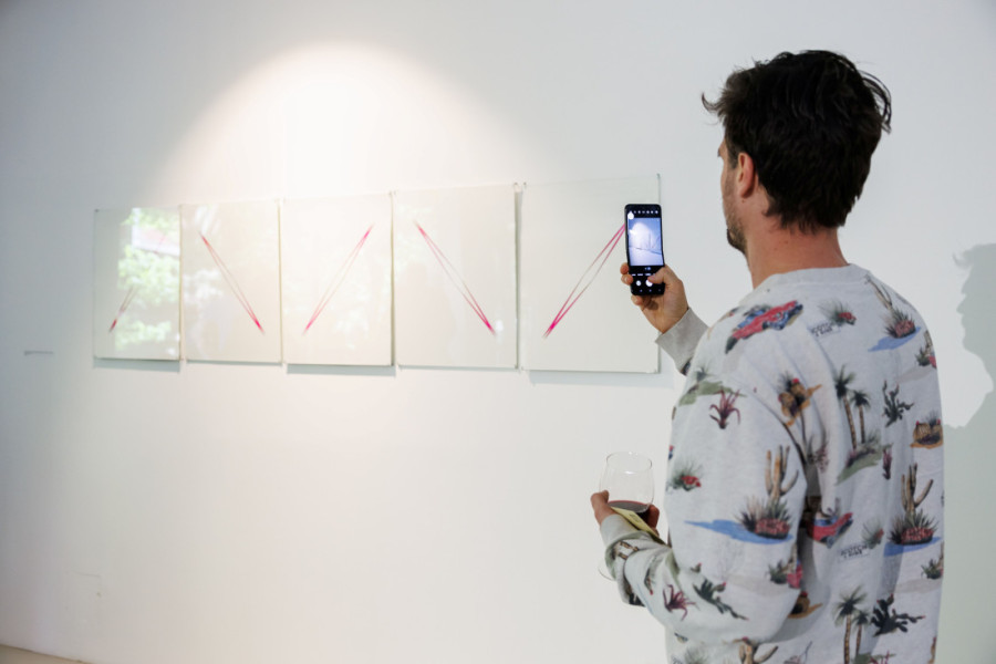 "Nebo je puno iskri, sve što nam treba je predaleko": Neobična izložba umetnice Ane Knežević (FOTO)