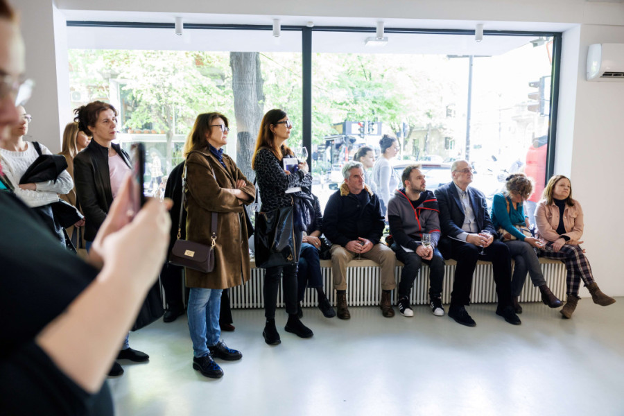 "Nebo je puno iskri, sve što nam treba je predaleko": Neobična izložba umetnice Ane Knežević (FOTO)