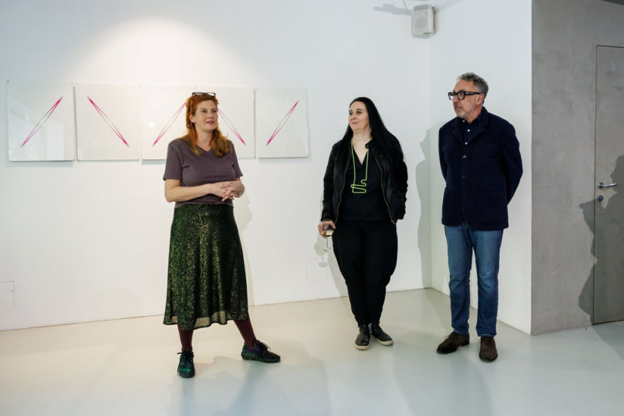 "Nebo je puno iskri, sve što nam treba je predaleko": Neobična izložba umetnice Ane Knežević (FOTO)