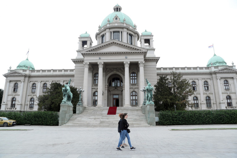Horor u Bulevaru oslobođenja: Žena pala sa drugog sprata pravo na prolaznika!
