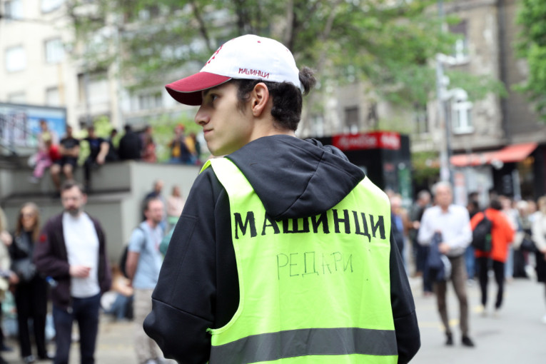 Peti dan blokade RTS! Teror se nastavlja, a pored kontejnera blokaderi prave vašar (FOTO/VIDEO)