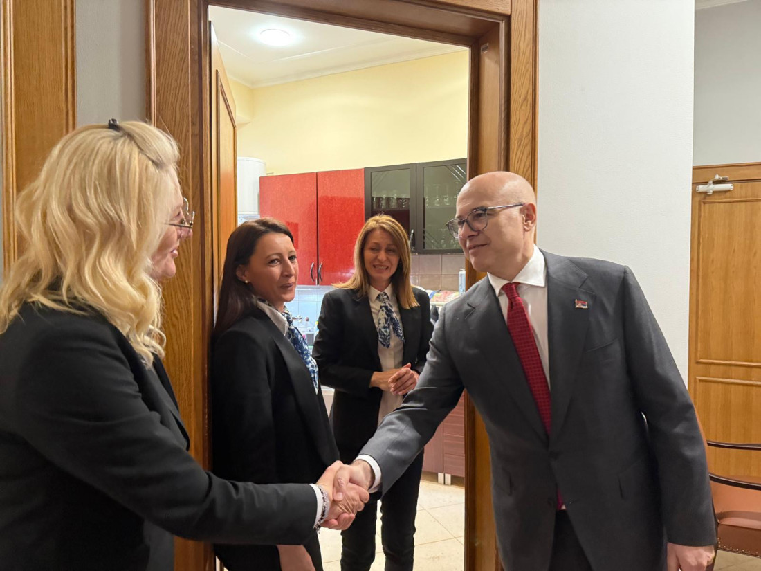 Džentlmenski potez bivšeg premijera: Vučević se pre odlaska iz Vlade pozdravio i s radnicama u bifeu (FOTO)