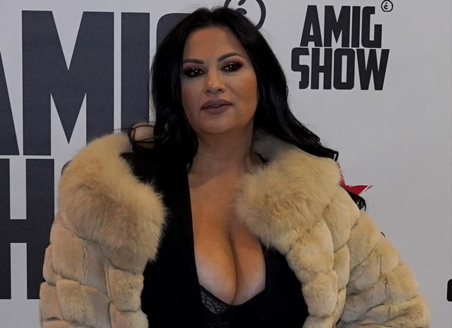 Ima najveće prirodne grudi na estradi, a mnogi ne znaju da je bila profesorka: Evo koji predmet je predavala!