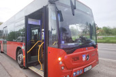Drama na Banjici: Napadnut vozač GSP, presekli mu put i polupali stakla na autobusu