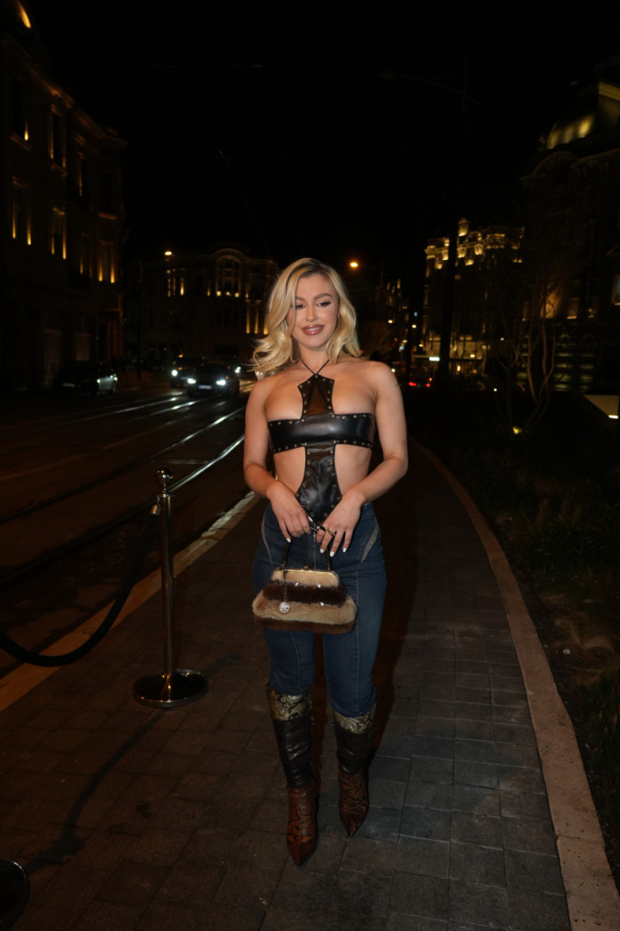 Uvijala kukovima, pa ostala bez kose: Ema Radujko doživela peh na sceni! (FOTO)