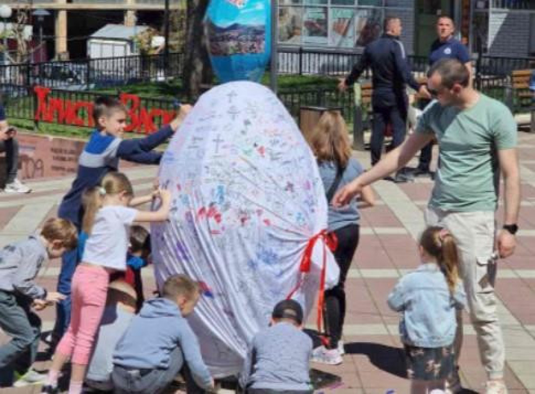 Najveće uskršnje jaje na Kosovu i Metohiji postavljeno u Zvečanu (FOTO)