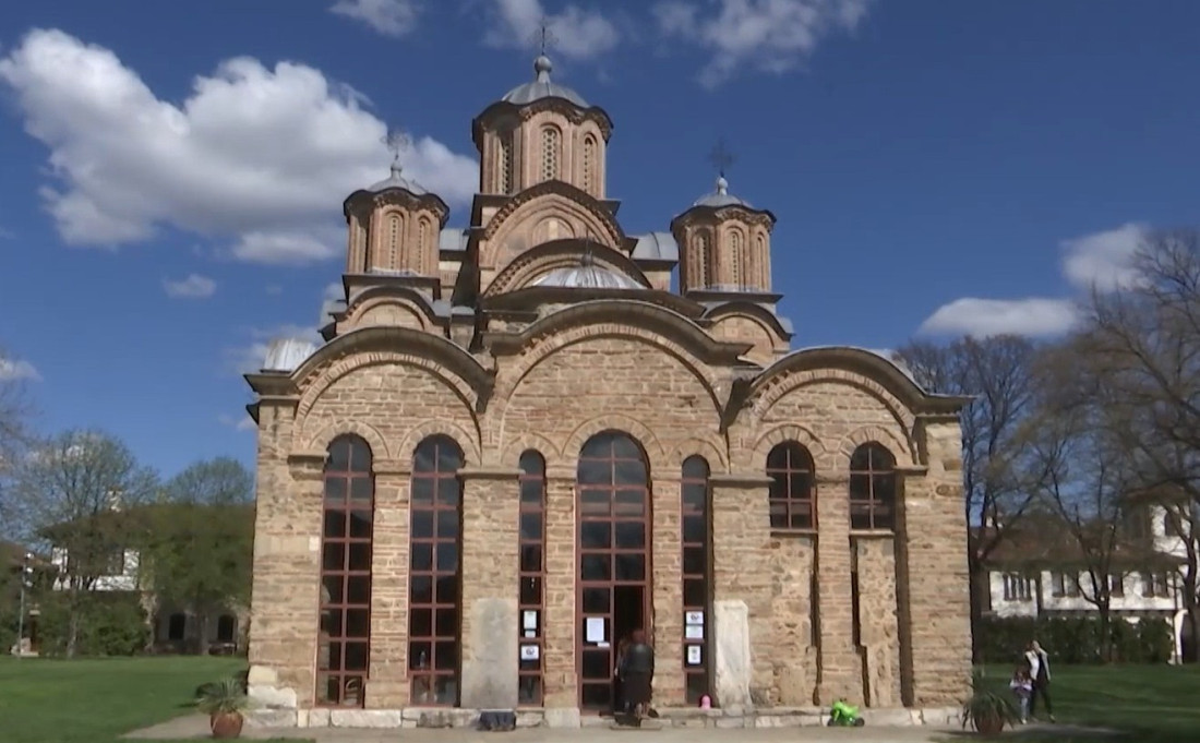U manastiru Gračanica na Veliki petak služeno Večernje: Izneta plaštanica (VIDEO)