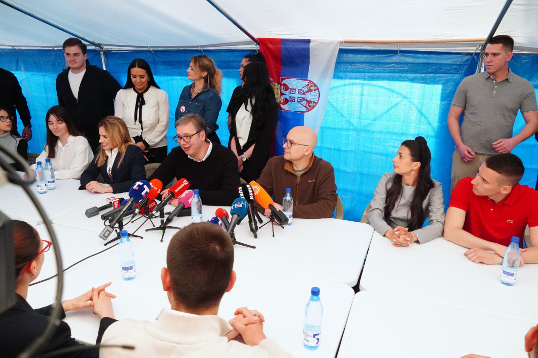 Vučić sa studentima koji žele da uče: Hvala što ste izdržali linč - svima ste nam dali snagu (FOTO/VIDEO)