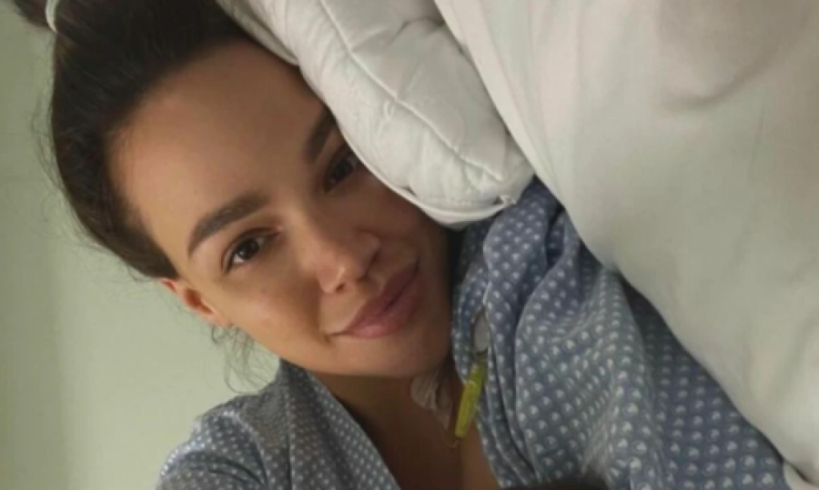 Naša pevačica posle dve operacije sletela u Srbiju: Ne može da priča, ali je ovako nahvalila koleginicu!