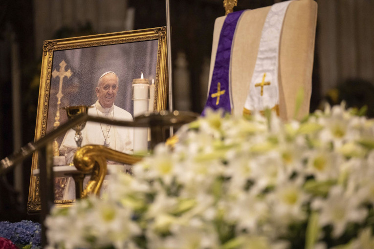 Kovčeg od drveta, brojanica i mitra: Vatikan se oprašta od pape Franje (FOTO/VIDEO)