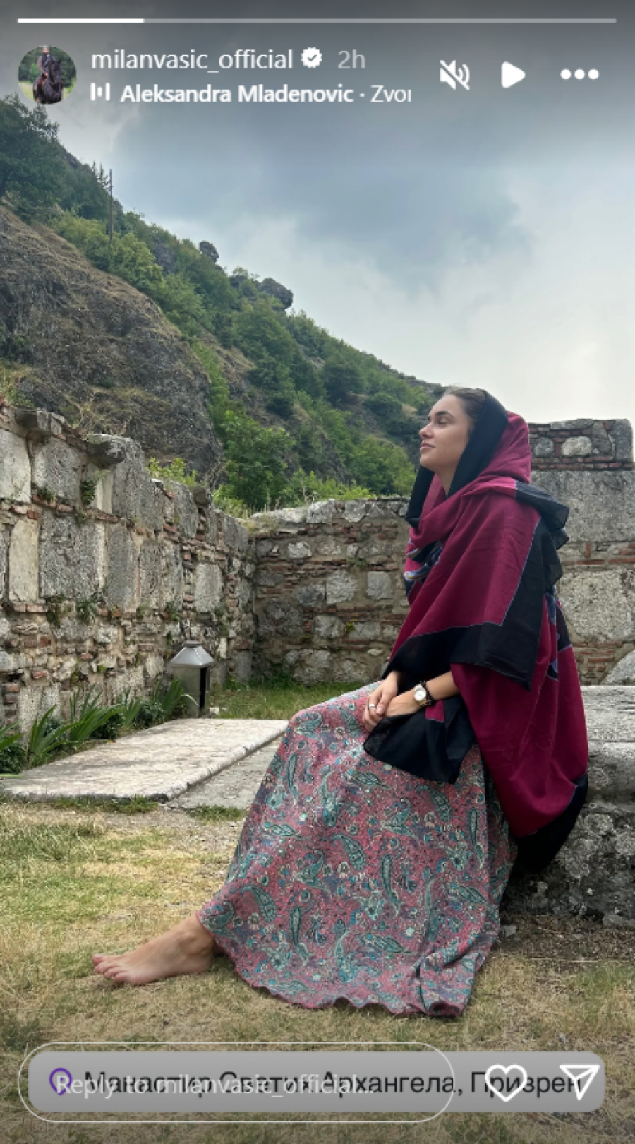 Milan Vasić objavio fotografiju trudne supruge! Bosa uživa na ovom svetom mestu (FOTO)