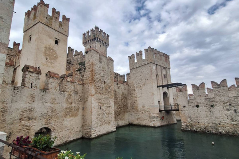 Grad na vodi koji morate posetiti: Srednjovekovne ulice, termalni izvori i pogled na jezero Garda (FOTO)