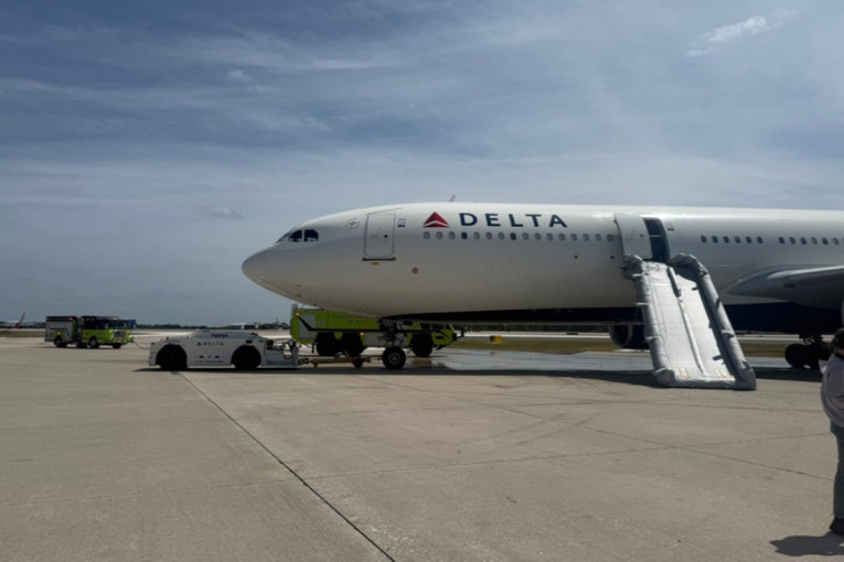 Drama na pisti: Zapalio se avion, putnici evakuisani u poslednjem trenutku (FOTO/VIDEO)