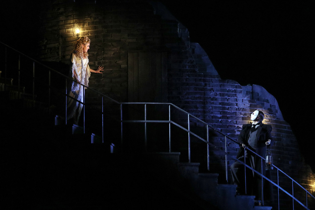 Ovacije za raskošni spektakl "Fantom iz opere": Pogledajte ko je od poznatih prošetao crvenim tepihom (FOTO/VIDEO)