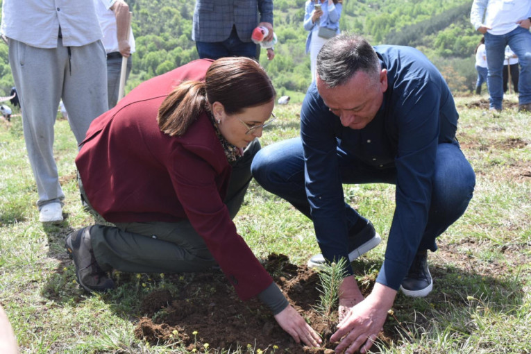 Ministarka Pavkov obeležila Dan planete Zemlje akcijom sadnje na teritoriji PIO „Stolovi“