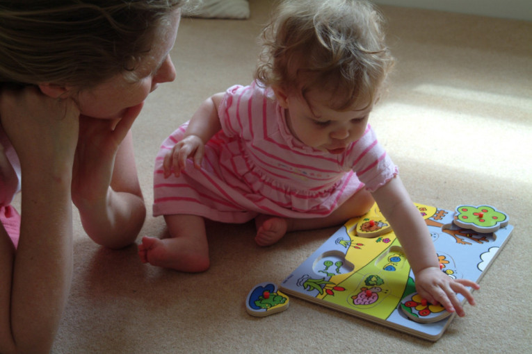 Dadilje bez kontrole? Sve više čuvanja dece preko društvenih mreža