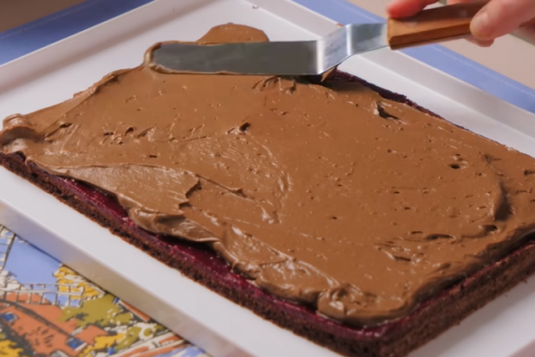 Recept dana: Čokoladna baron torta sa domaćim korama - slatki spektakl koji će očarati i izgledom i ukusom