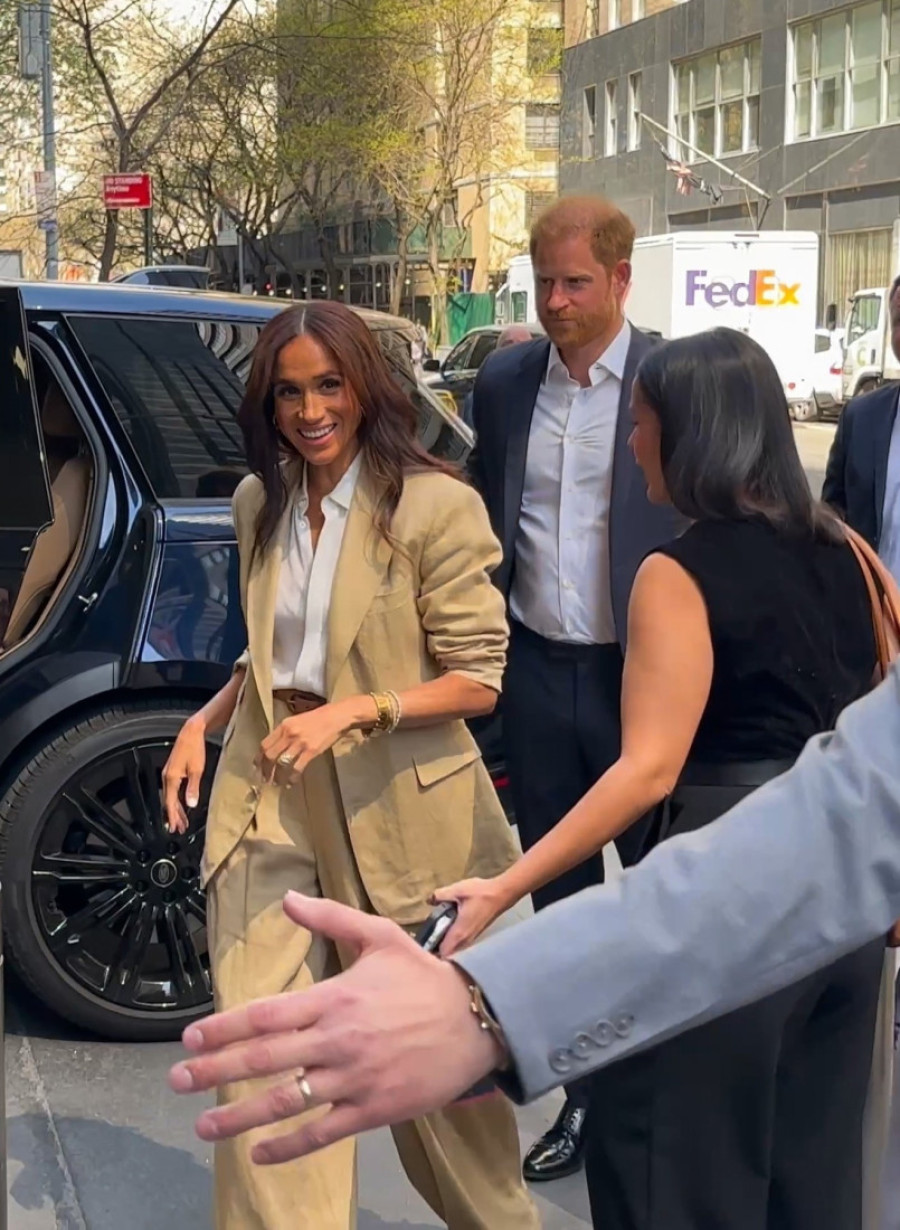 Poslovna elegancija sa kraljevskim pečatom: Megan Markl u odelu sa širokim nogavicama pokazala kako biznis stil može biti šik