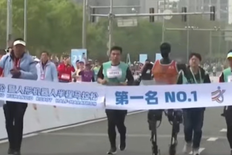 Humanoidni roboti prvi put trčali polumaraton zajedno sa ljudima: Šta mislite ko je pobedio? (VIDEO)