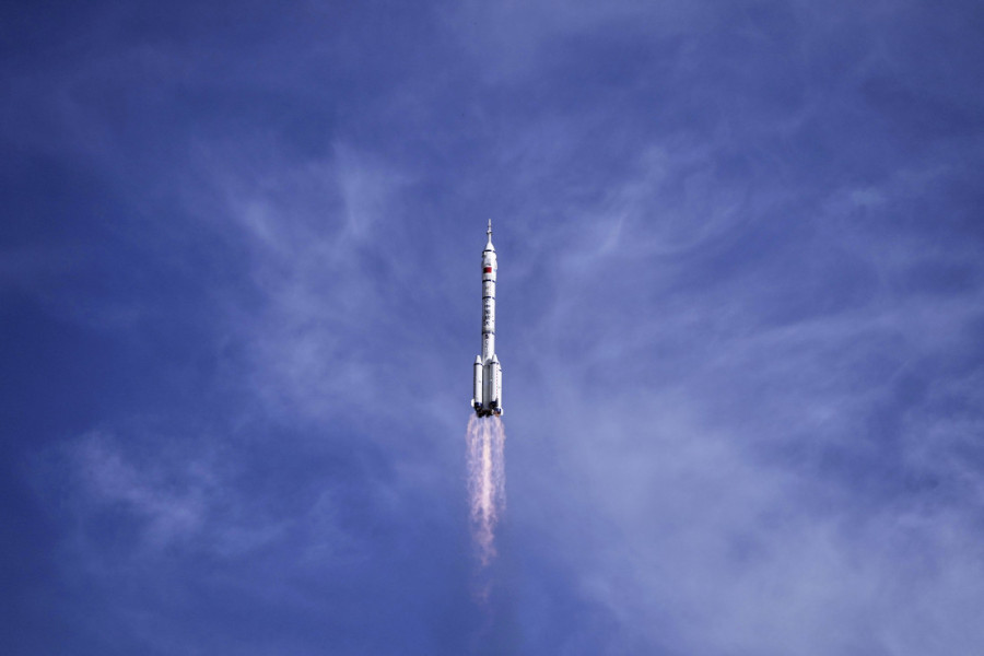 Novi korak u svemirskoj trci: Kina poslala tročlanu posadu na Međunarodnu svemirsku stanicu (FOTO)