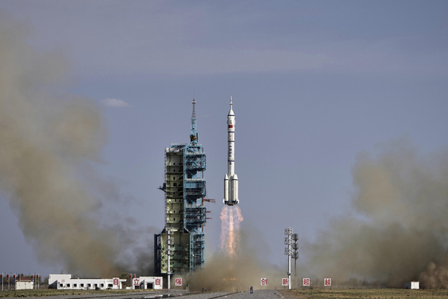 Novi korak u svemirskoj trci: Kina poslala tročlanu posadu na Međunarodnu svemirsku stanicu (FOTO)