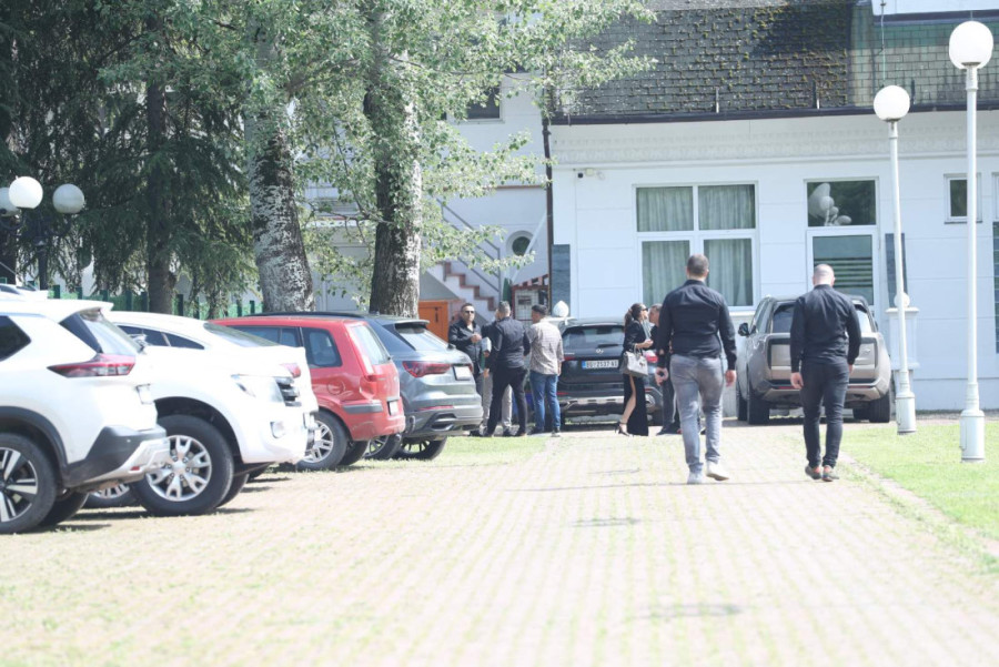 Muž Tee Tairović stigao na venčanje: Noga mu je i dalje povređena, majica samo što ne pukne od mišića