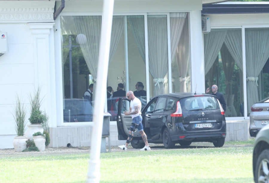 Muž Tee Tairović stigao na venčanje: Noga mu je i dalje povređena, majica samo što ne pukne od mišića