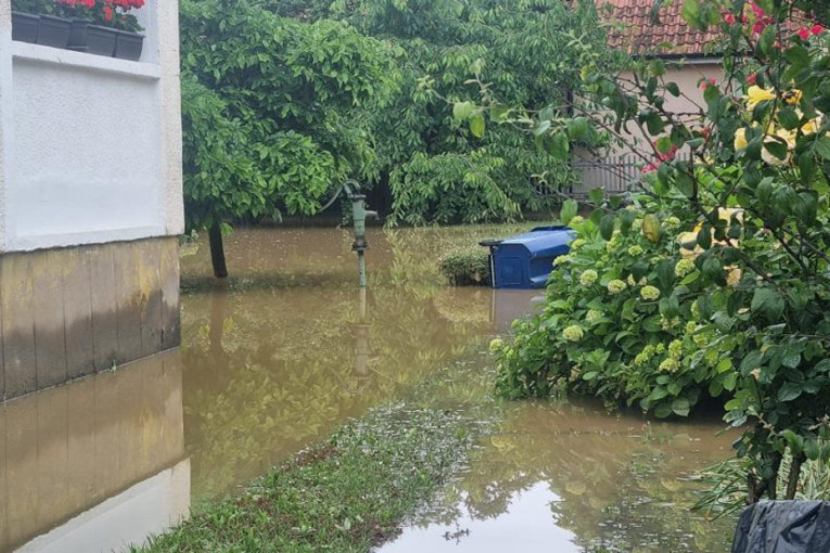 Nevreme pogodilo Dragačevo: Voda se izlila na lokalne puteve, saobraćaj usporen