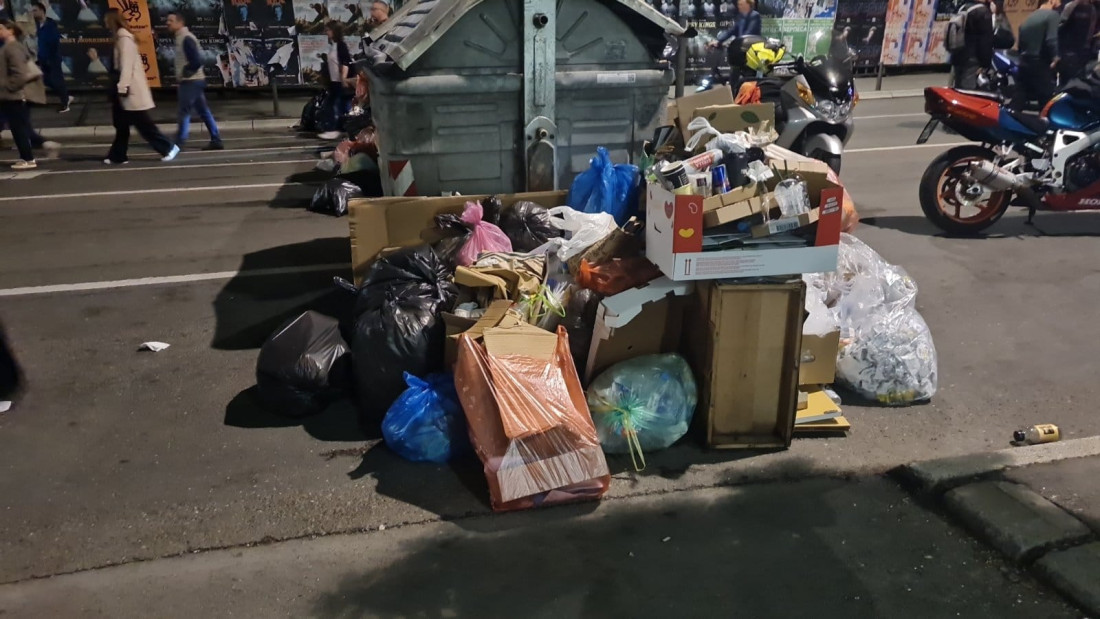 ZAUDARA DO NEBA! Bahati blokaderi zatrpali centar grada đubretom - RTS postao smetlište!