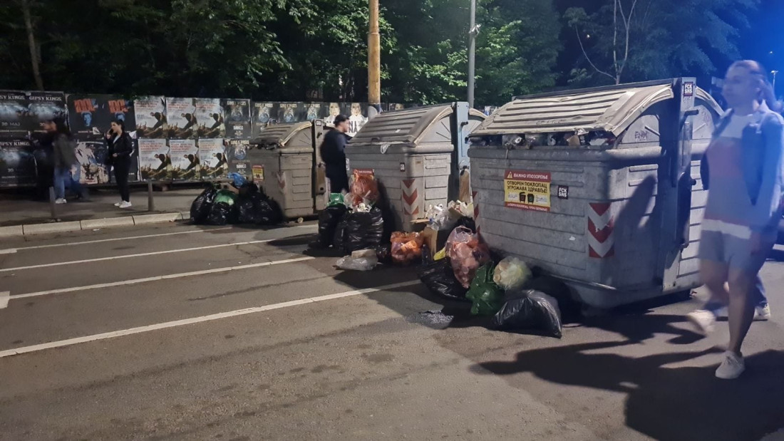 ZAUDARA DO NEBA! Bahati blokaderi zatrpali centar grada đubretom - RTS postao smetlište!