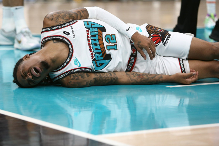 Jeziv pad Moranta: Dža završio u bolovima, morali da ga iznose sa parketa (VIDEO)