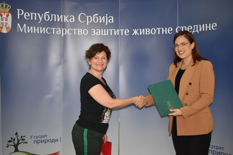 Pavkov potpisala ugovore važne za kontinuiran rad državne mreže za kontrolu kvaliteta vazduha (FOTO)