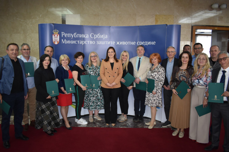 Pavkov potpisala ugovore važne za kontinuiran rad državne mreže za kontrolu kvaliteta vazduha (FOTO)