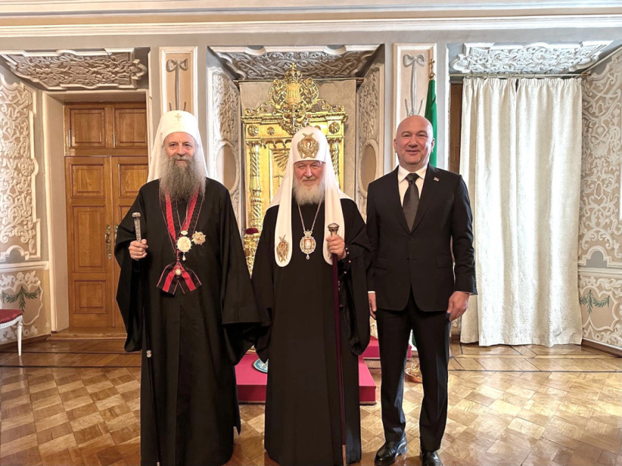 Patrijarh Kiril odlikovao srpskog patrijarha Porfirija